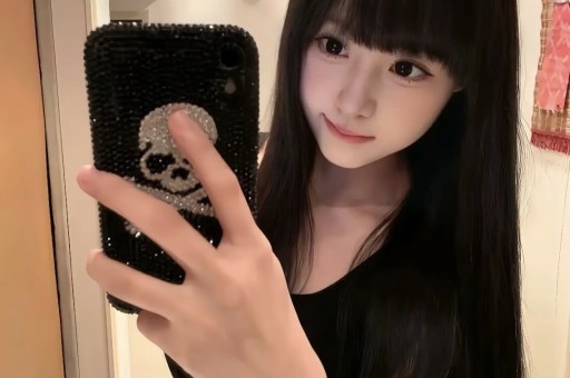 网红推“拇指拉伸”课：伸进嘴里按压上腭变超模脸妈妈们花钱给婴儿练被曝剽窃AI生成